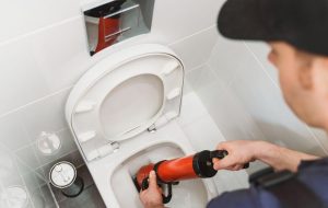 servicii-desfundare-wc-